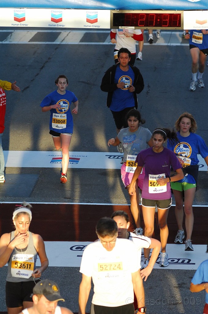 Houston ep5K 2009 1550.jpg - Now this person is trying to read what it says.